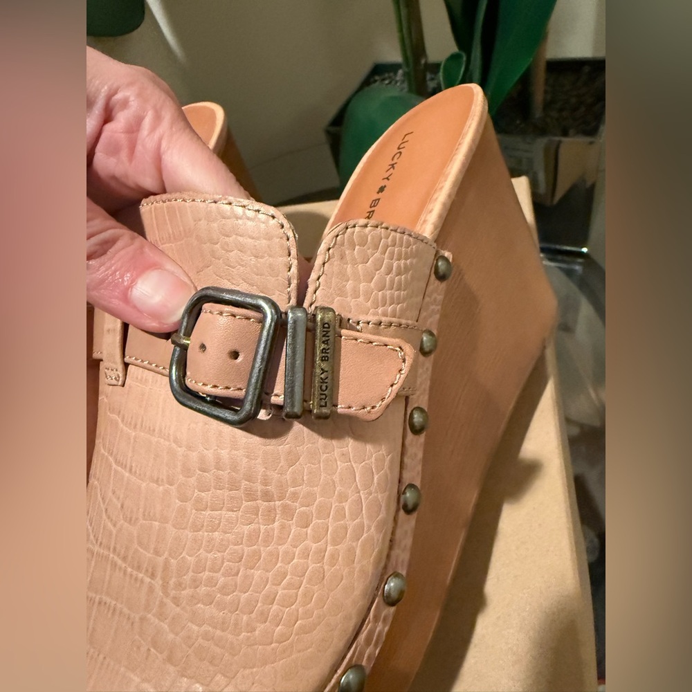 Lucky Brand Leather Wedges - Picture 9 of 12